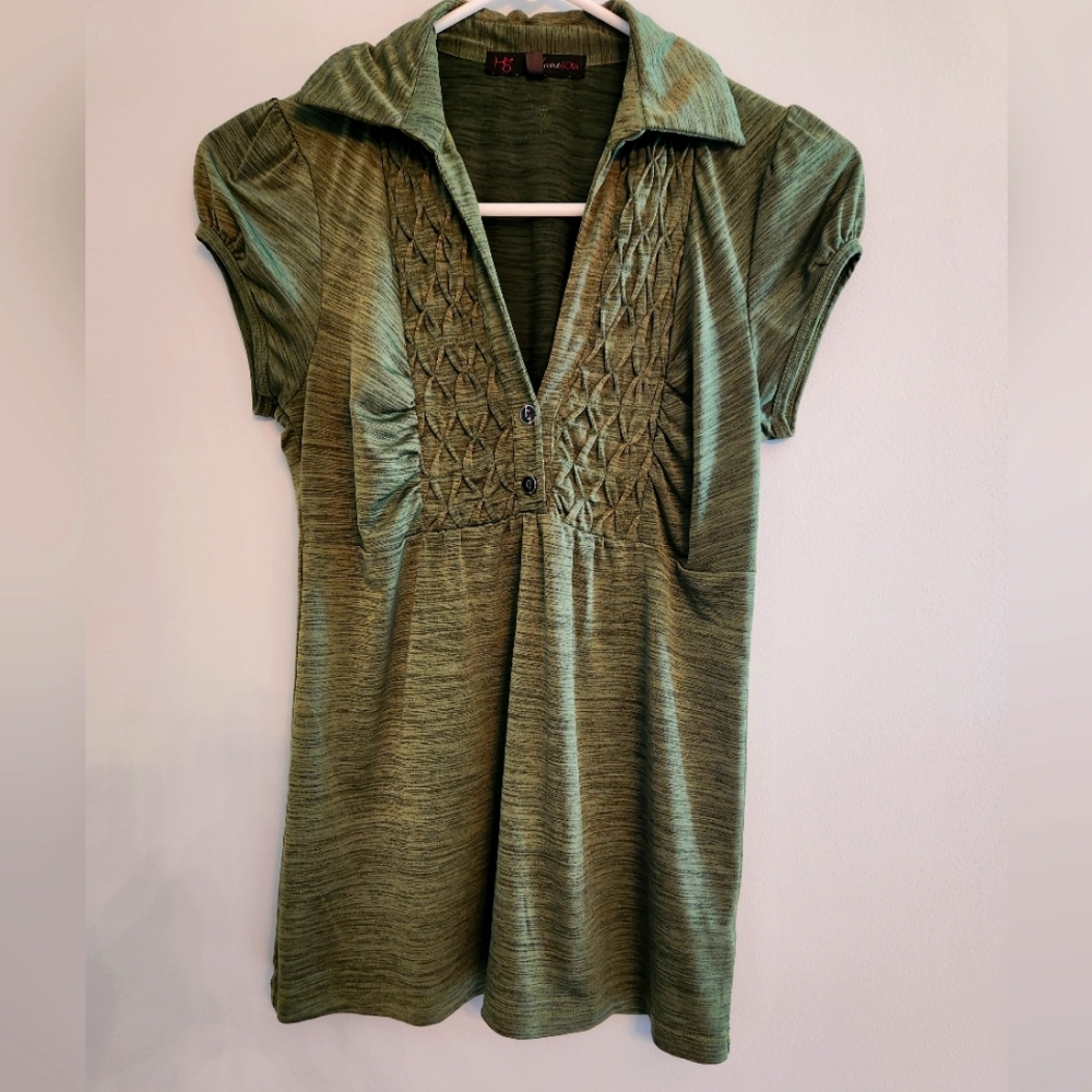 (4 For $20) Heart & Soul Emerald Green Top.  Beautiful.  Size M.  Wrinkle Free